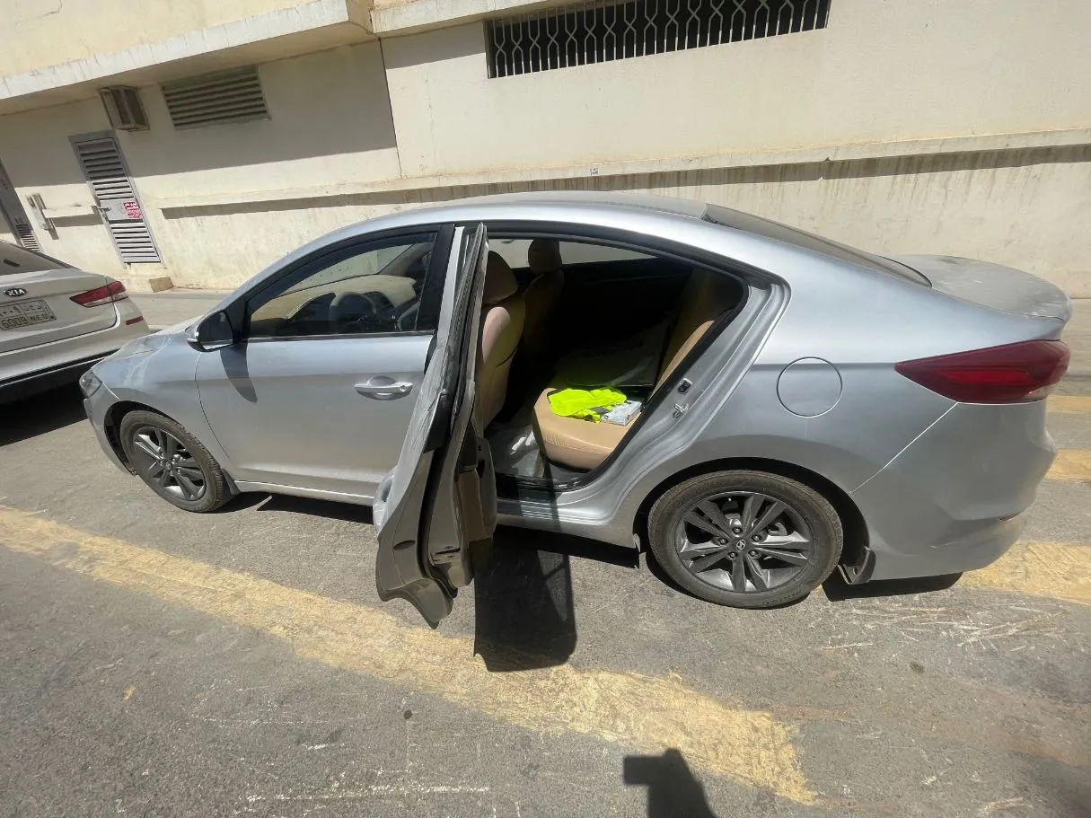 Car image 15