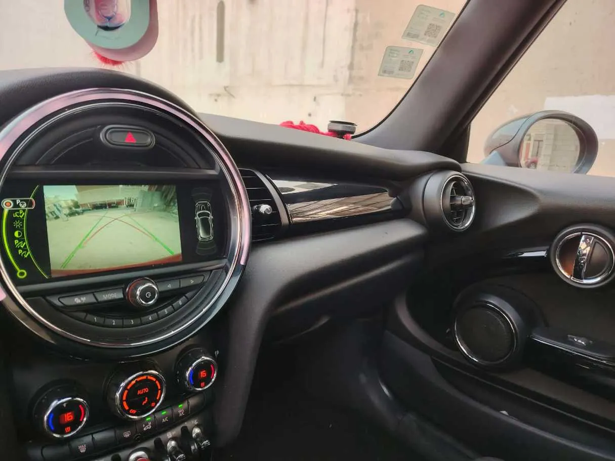 Car image 24