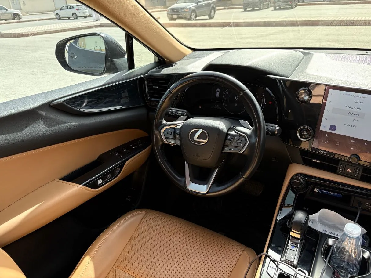 Car image 19