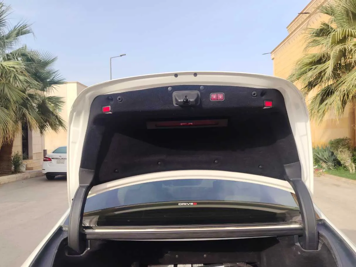 Car image 25