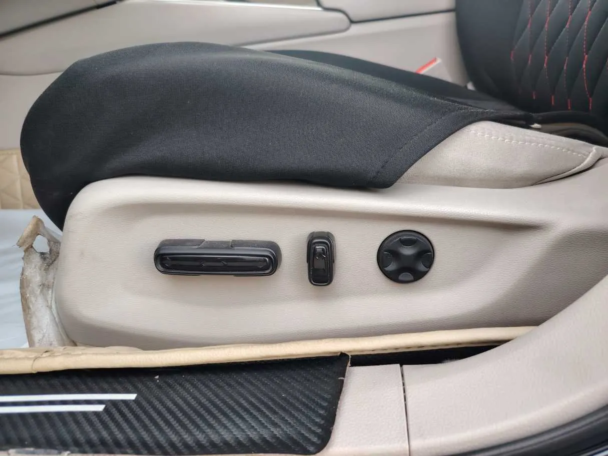 Car image 25