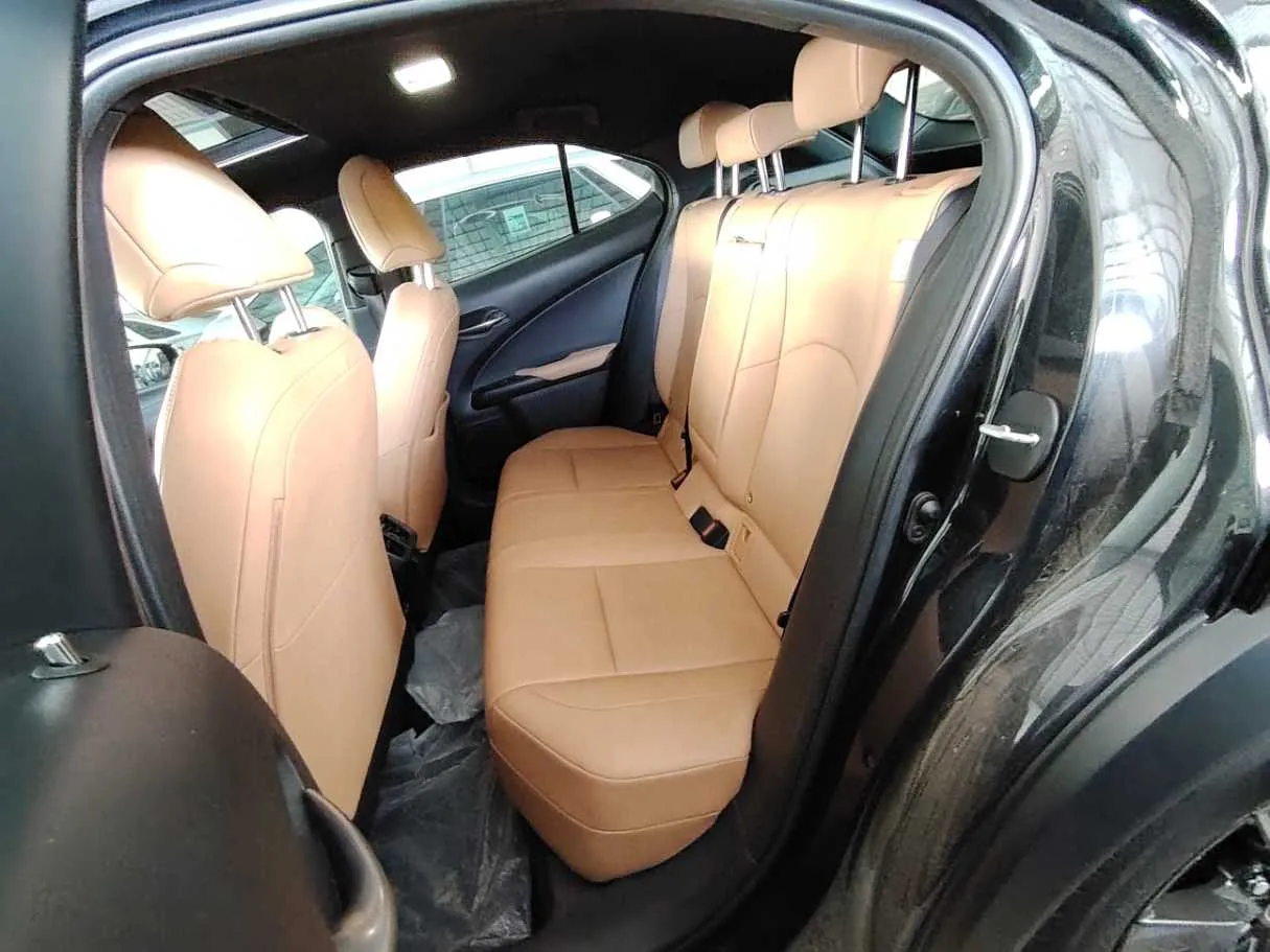 Car image 19