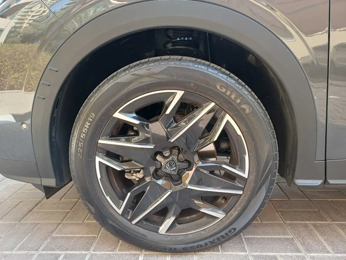 Car image 9