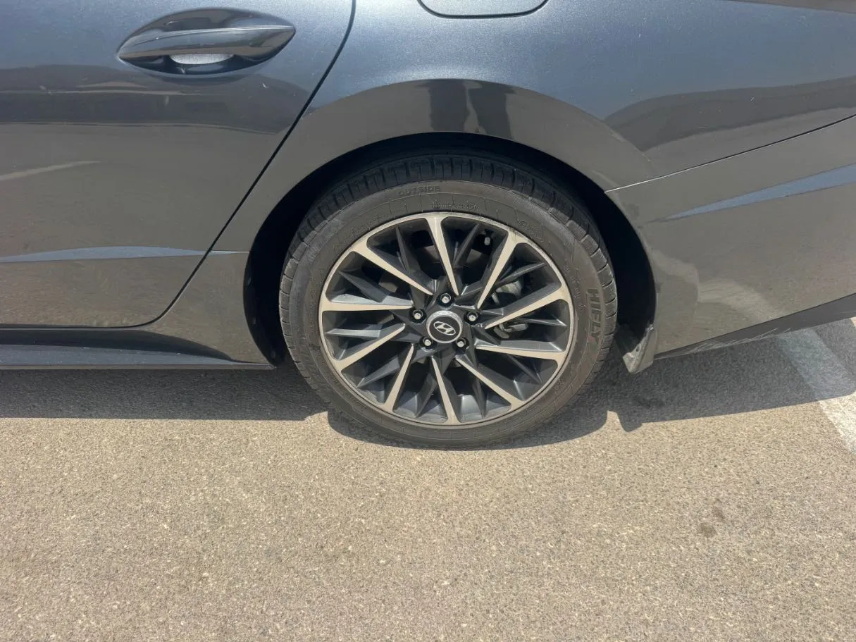 Car image 9