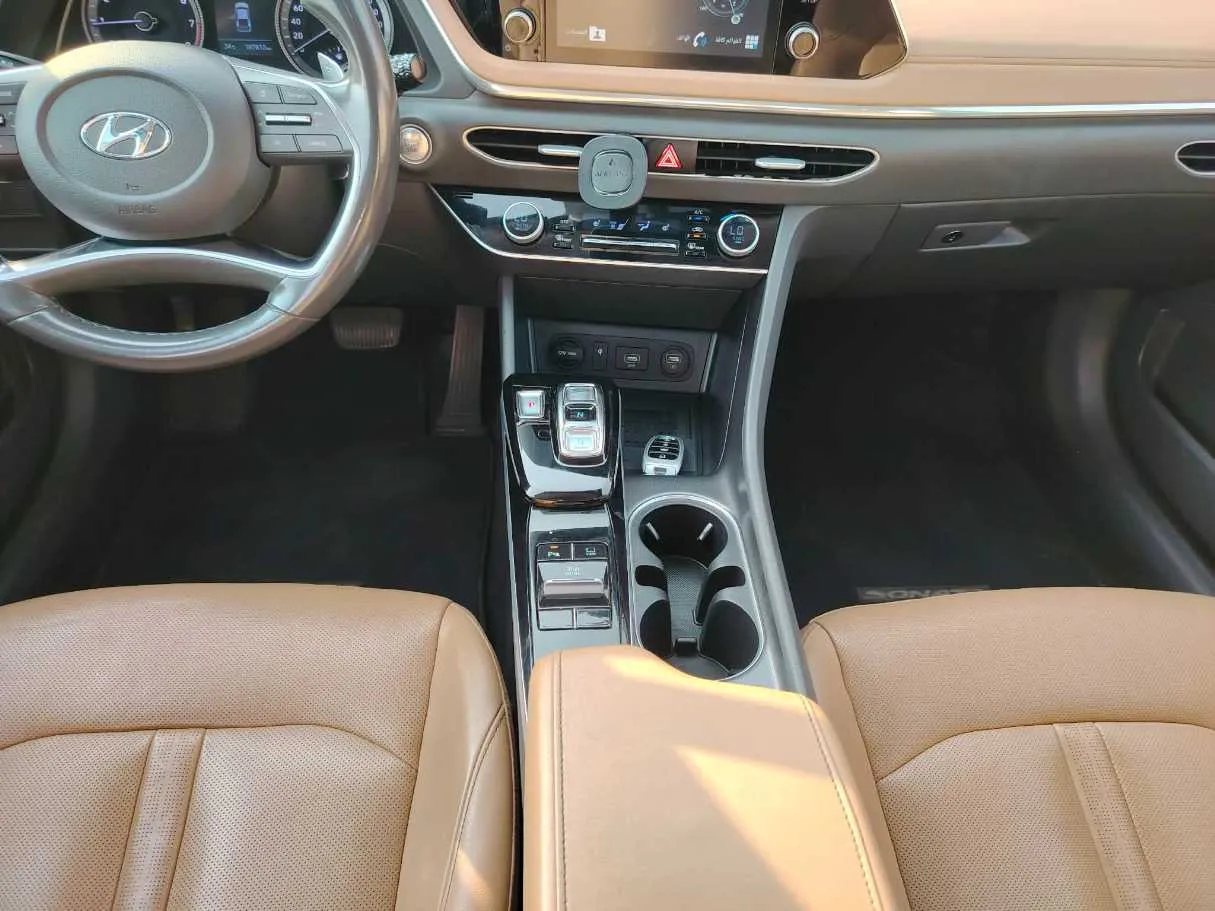 Car image 25