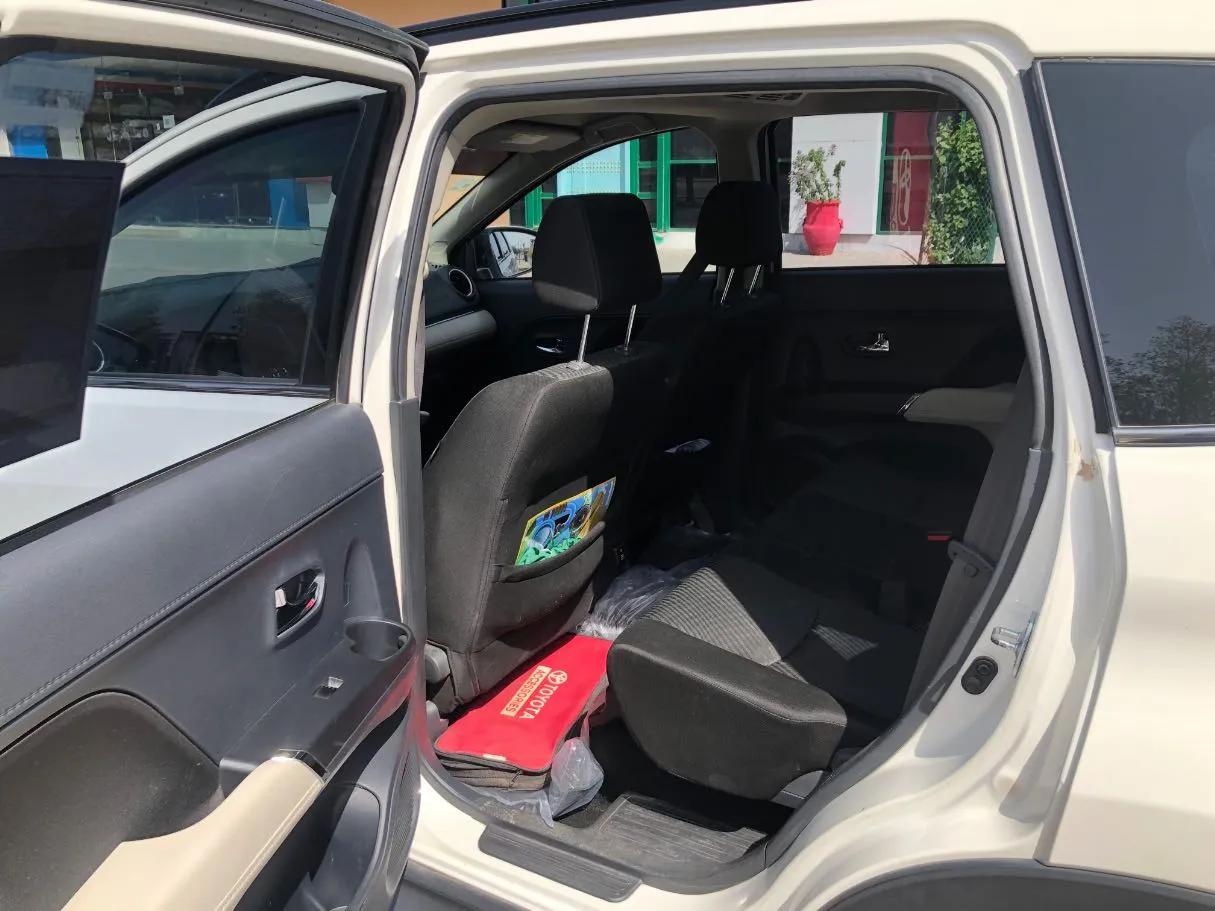 Car image 14