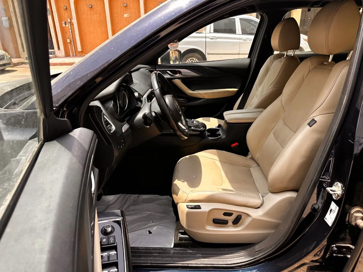 Car image 12