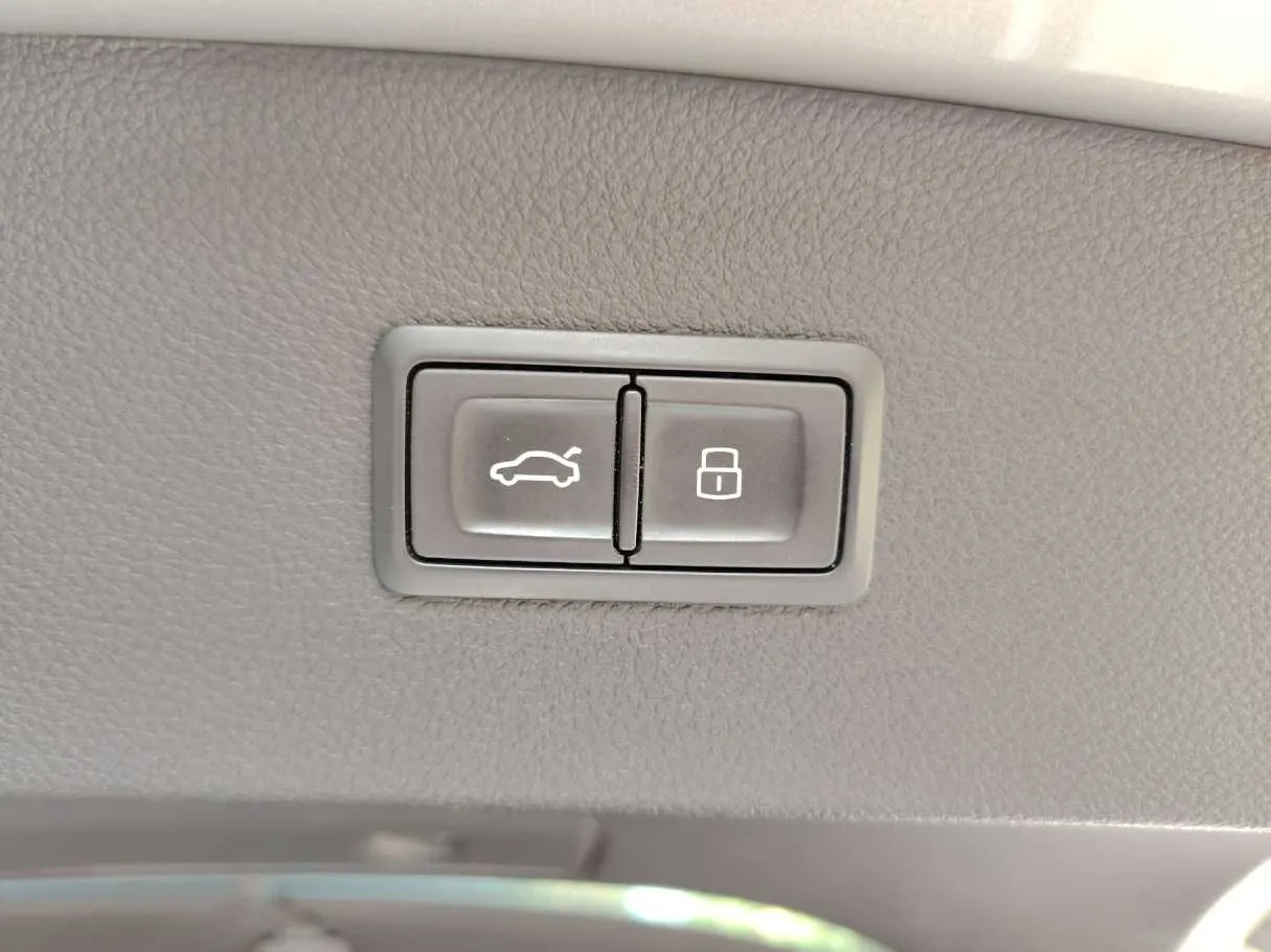 Car image 37