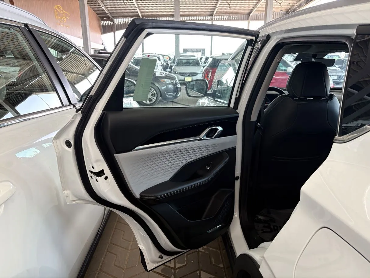 Car image 17
