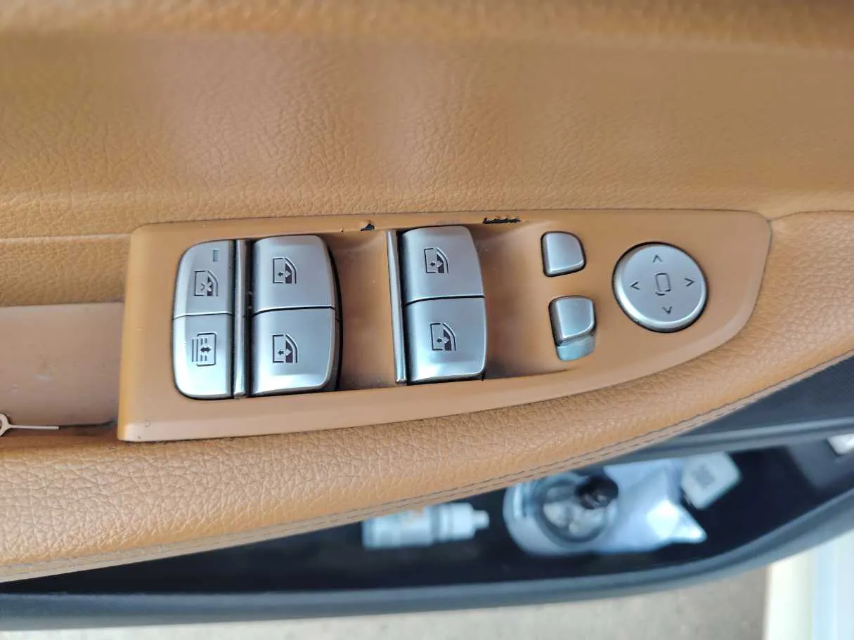 Car image 27
