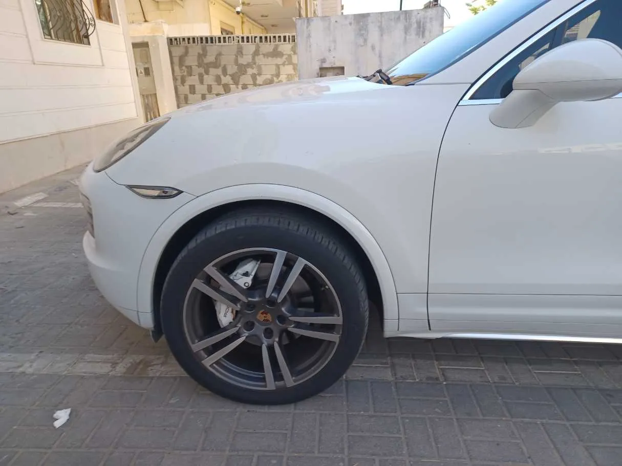 Car image 9