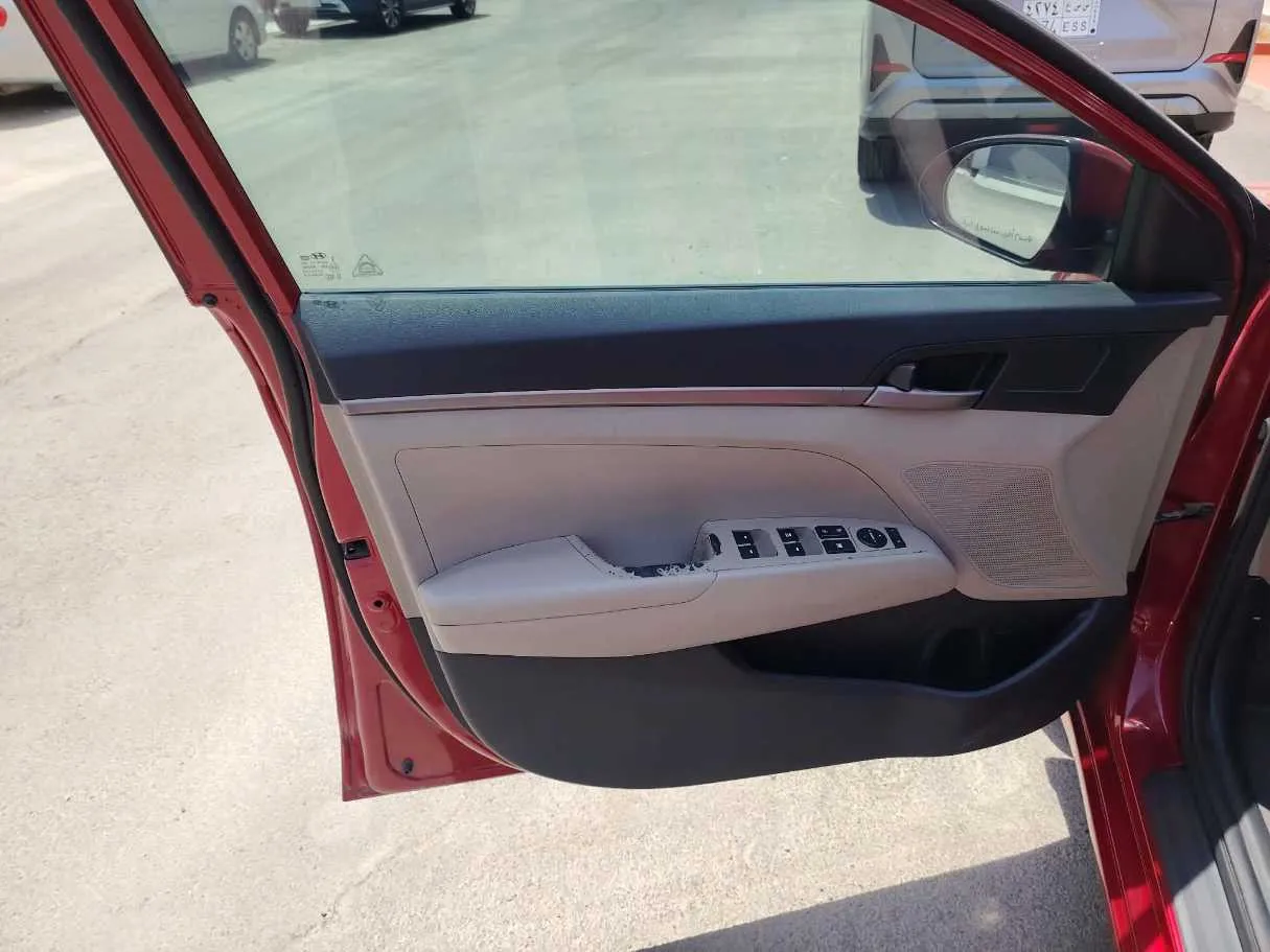 Car image 12