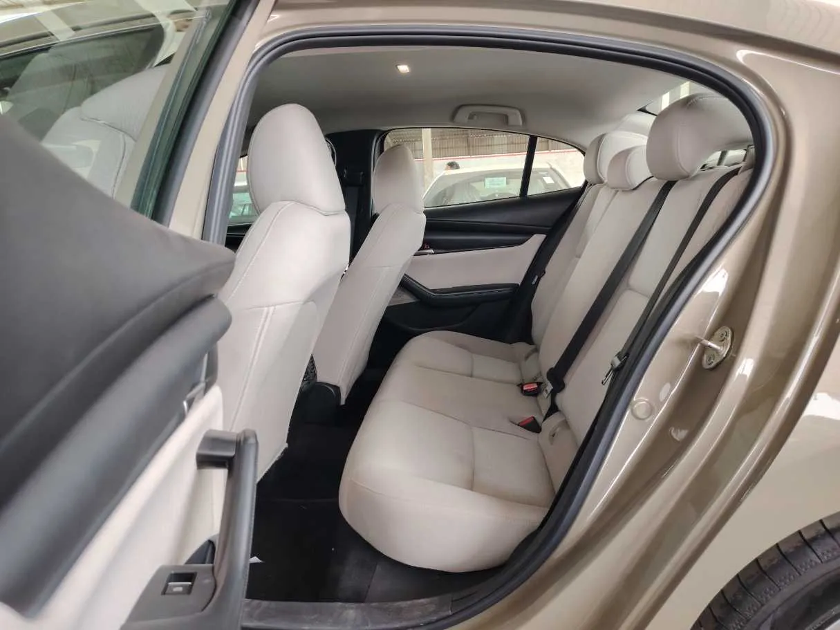 Car image 17