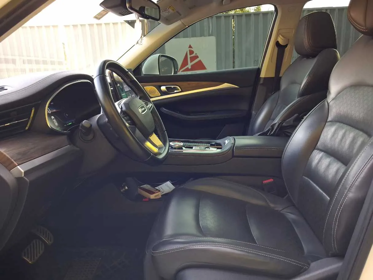Car image 12