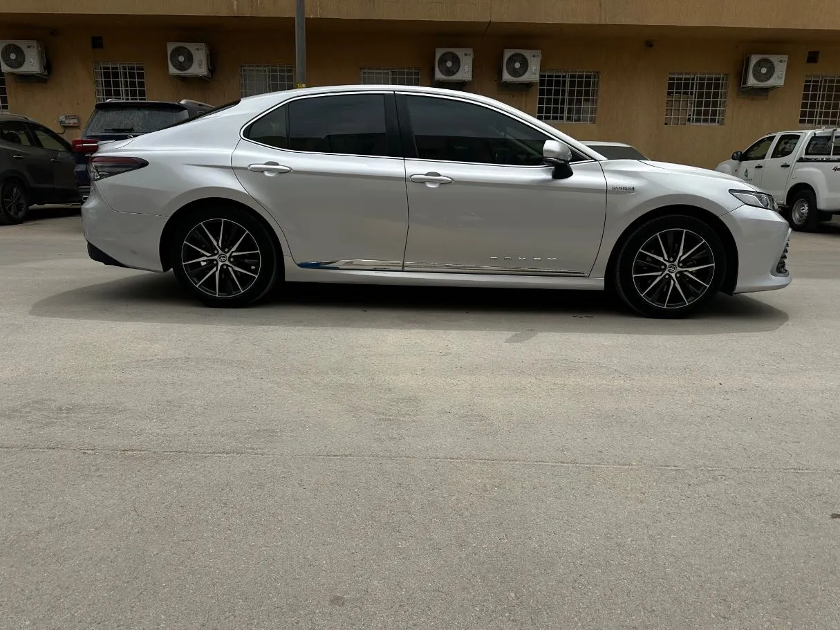 Car image 4