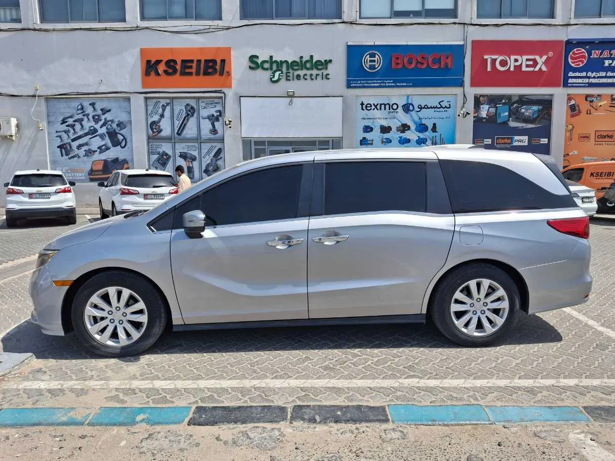 Car image 4