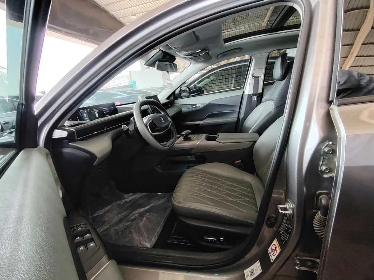 Car image 14
