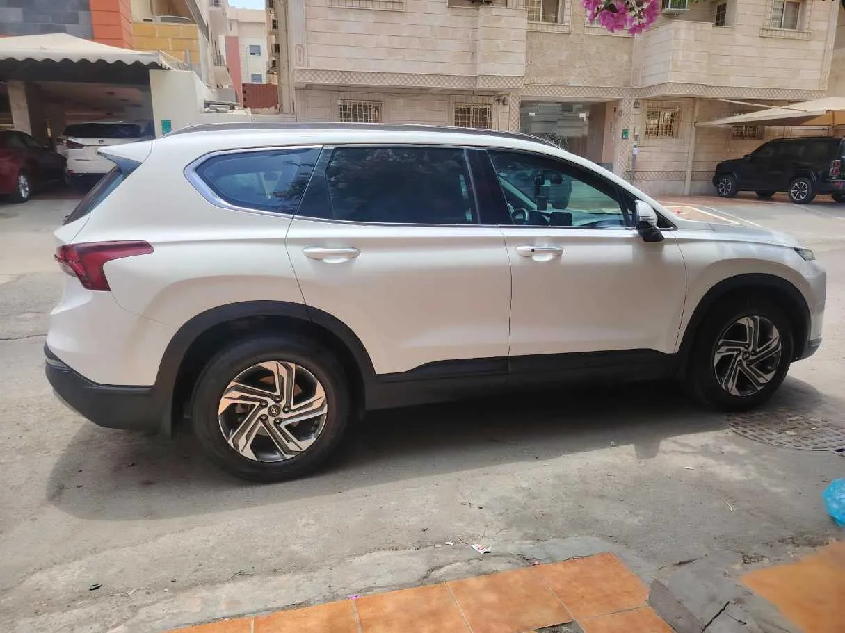 Car image 4
