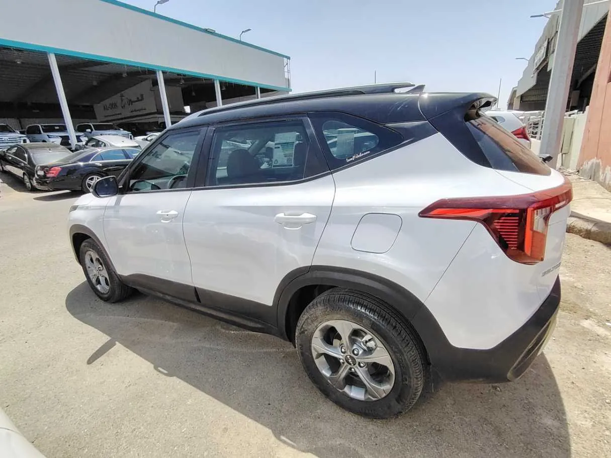 Car image 8