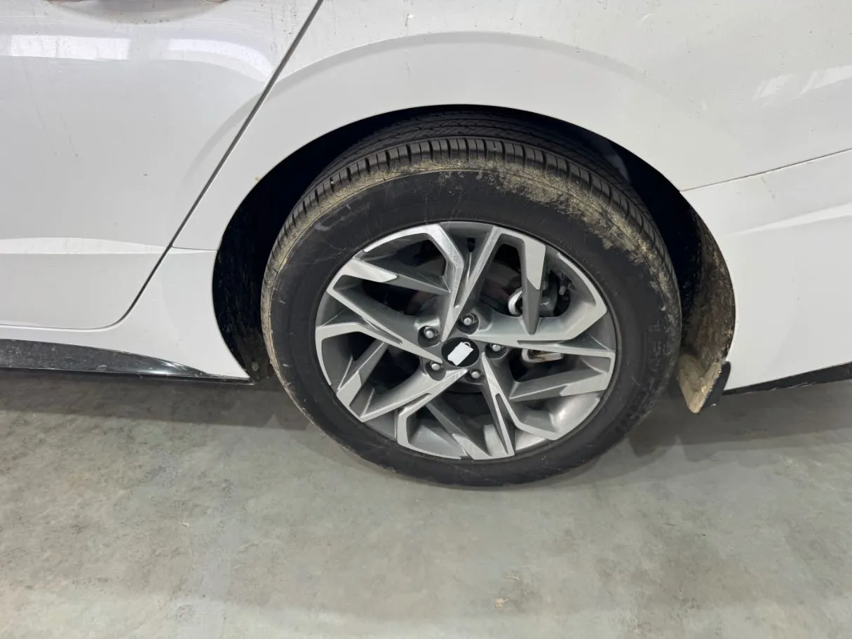 Car image 9