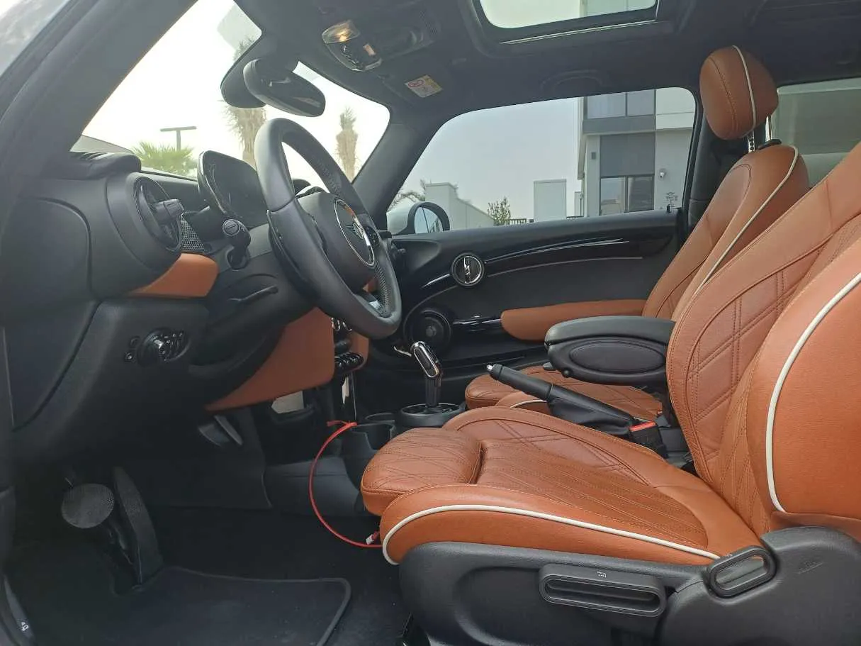 Car image 12