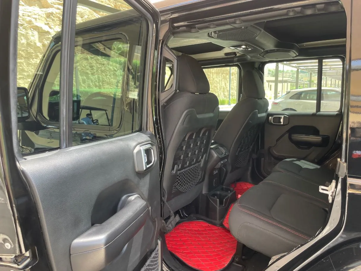 Car image 13