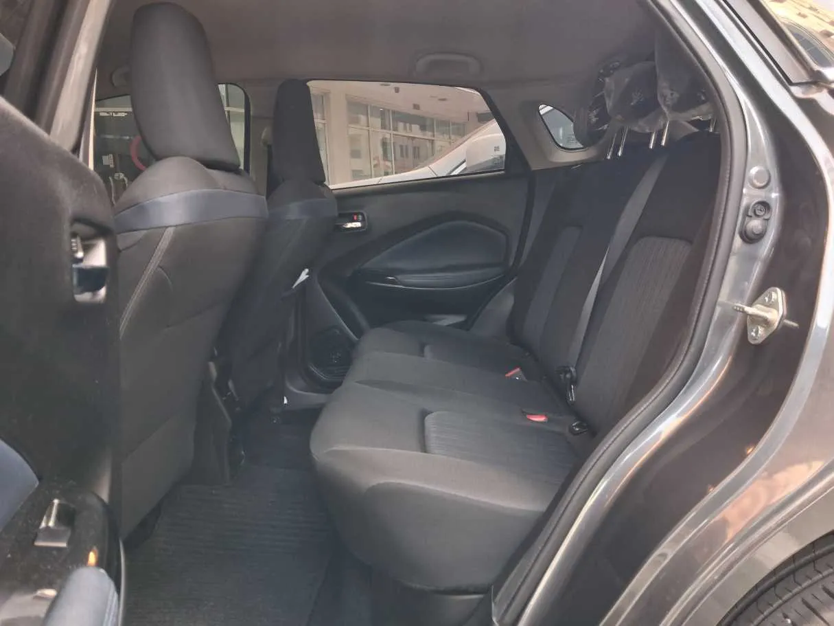 Car image 13