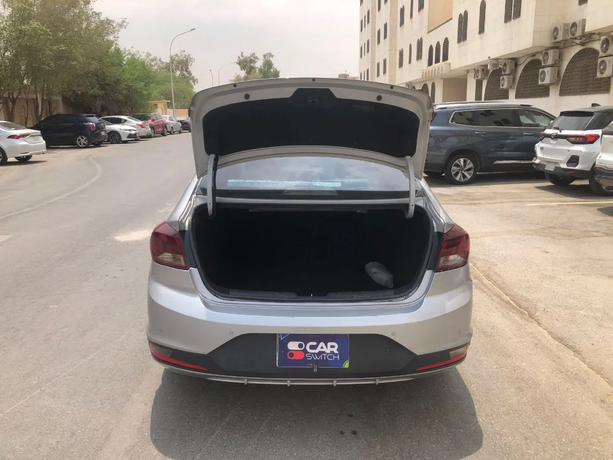Car image 18