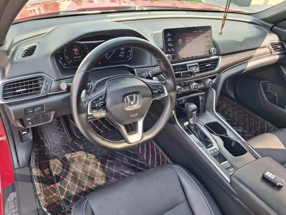 Car image 11