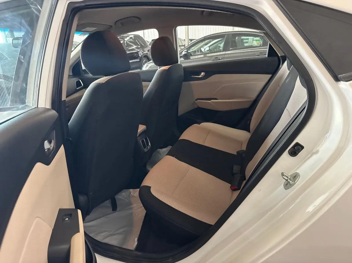 Car image 16