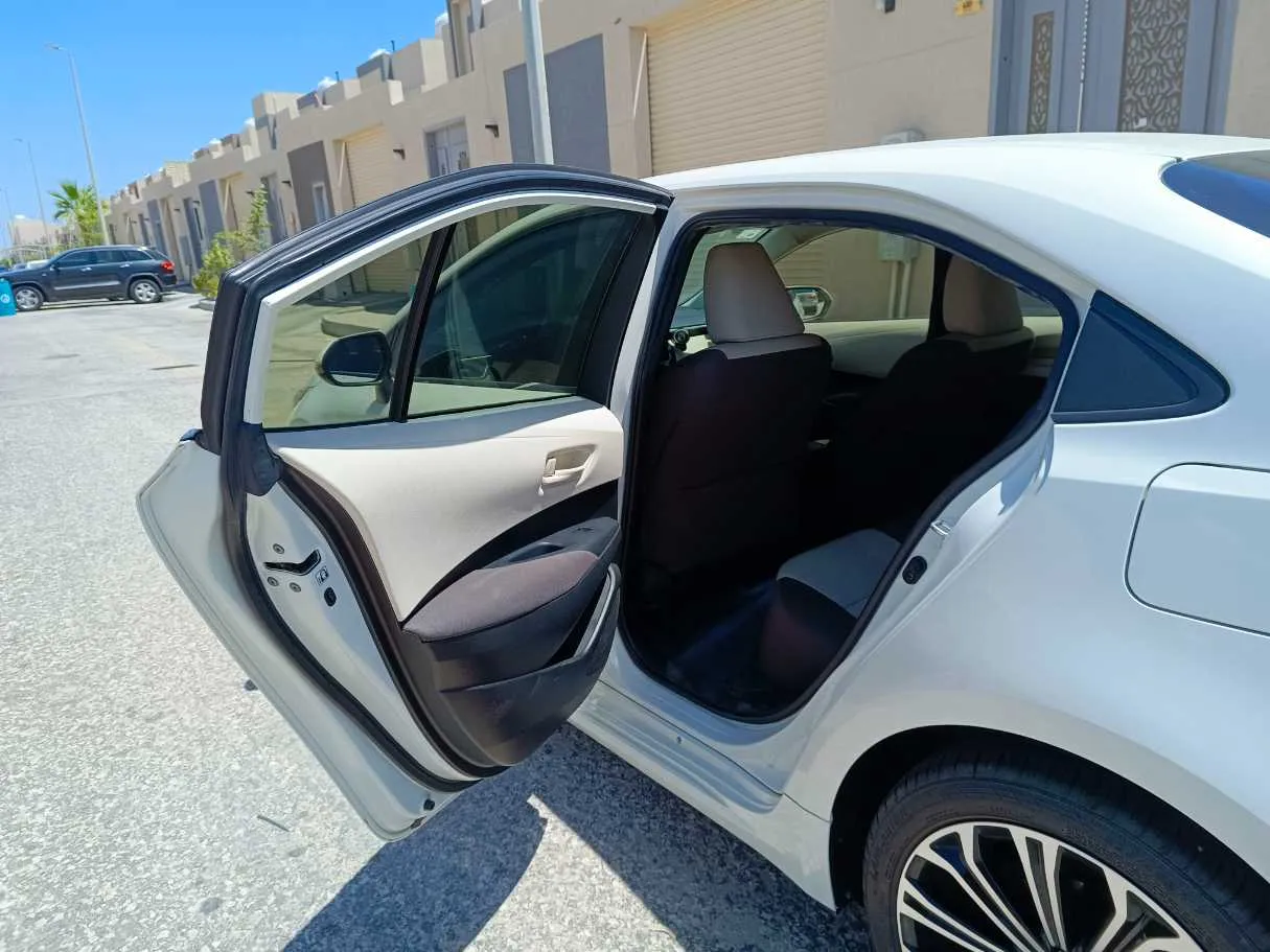 Car image 14