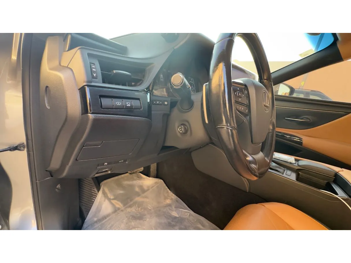 Car image 23