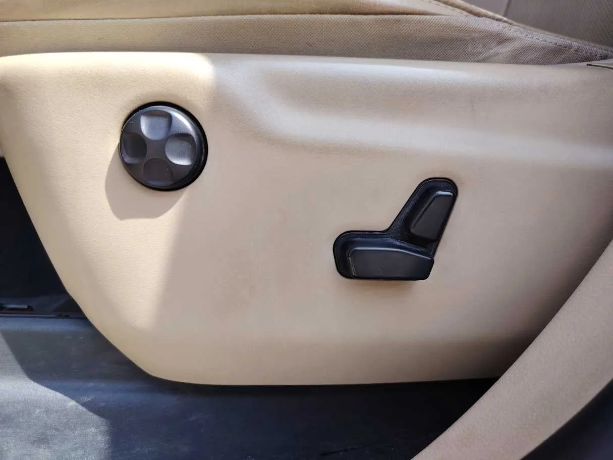 Car image 25