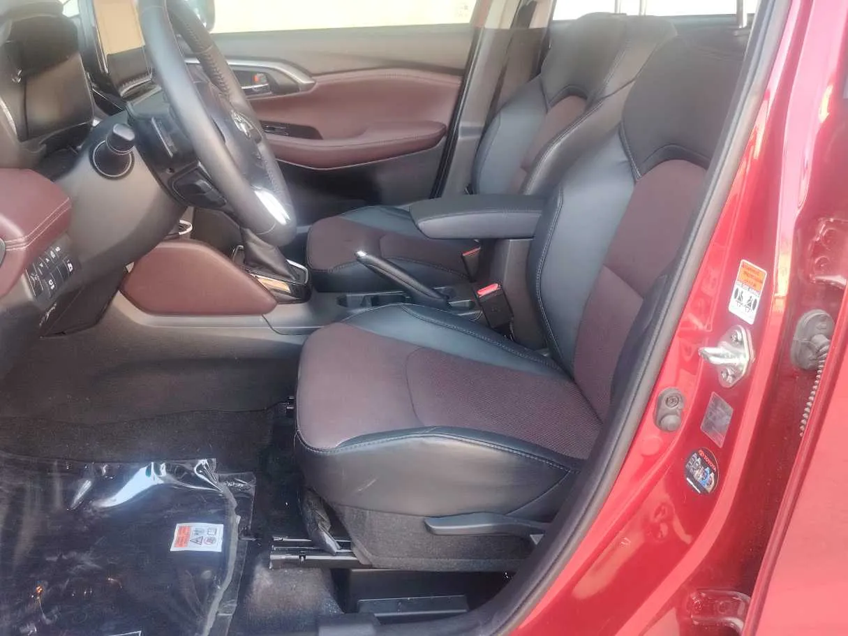 Car image 12