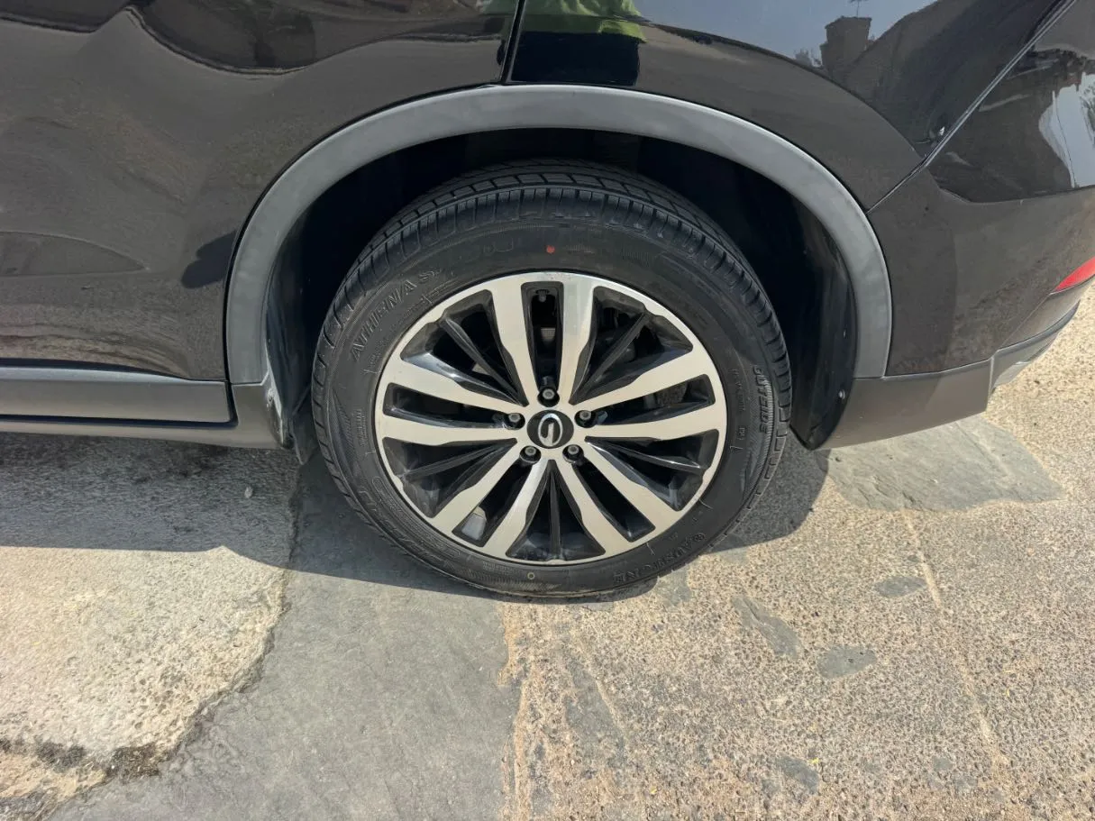 Car image 9