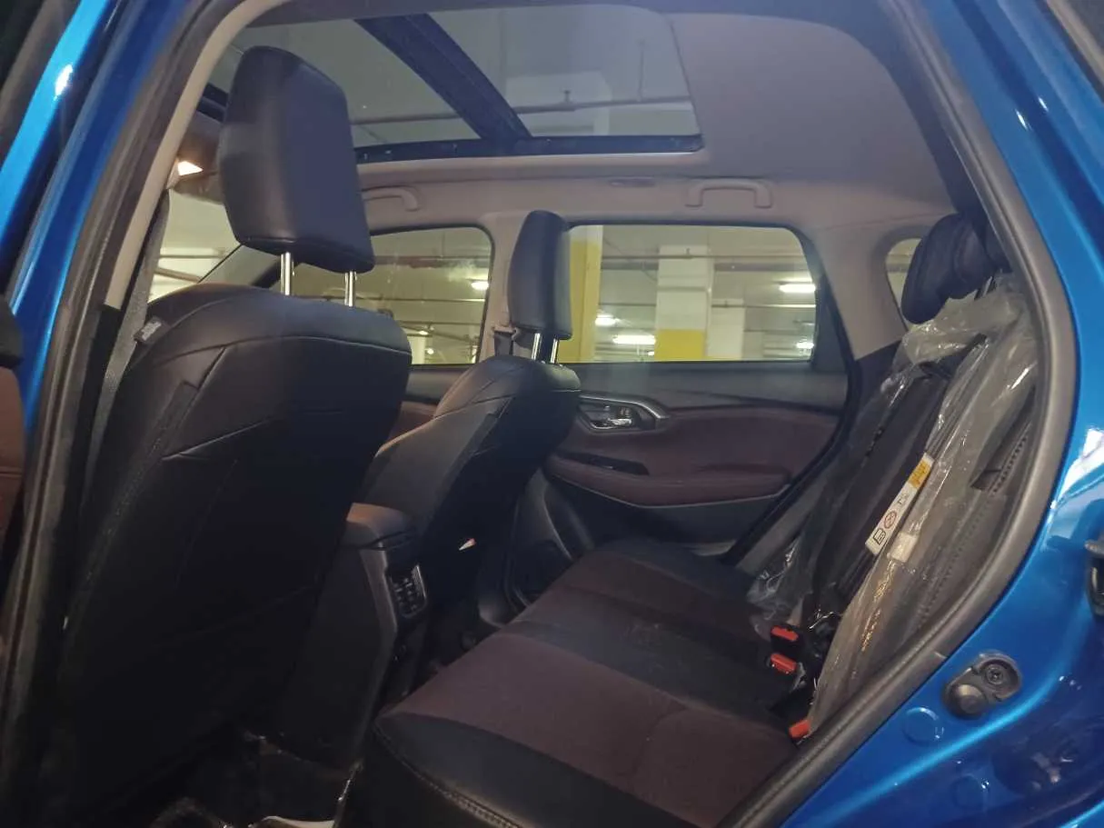 Car image 15