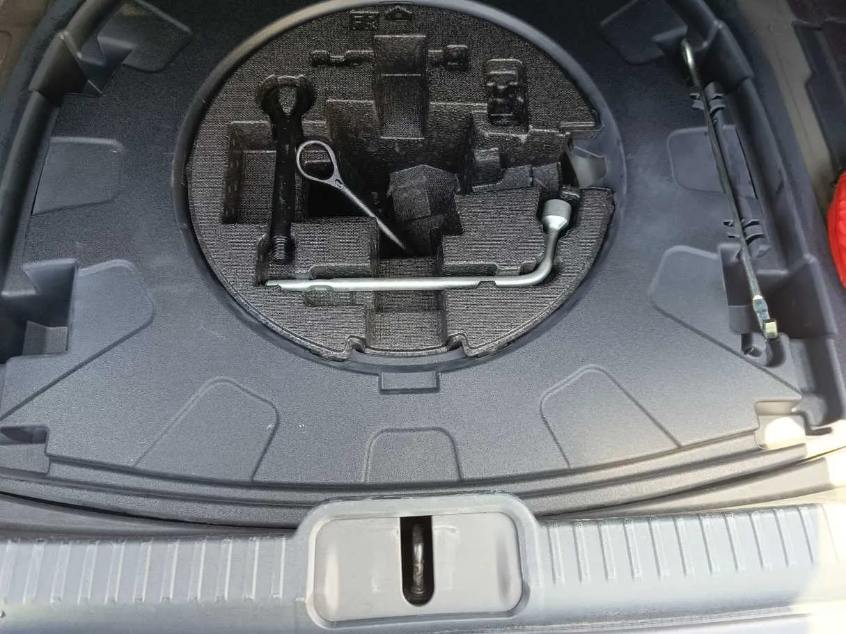 Car image 28