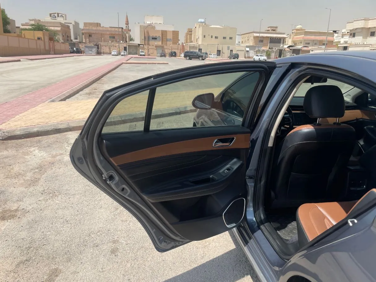 Car image 12