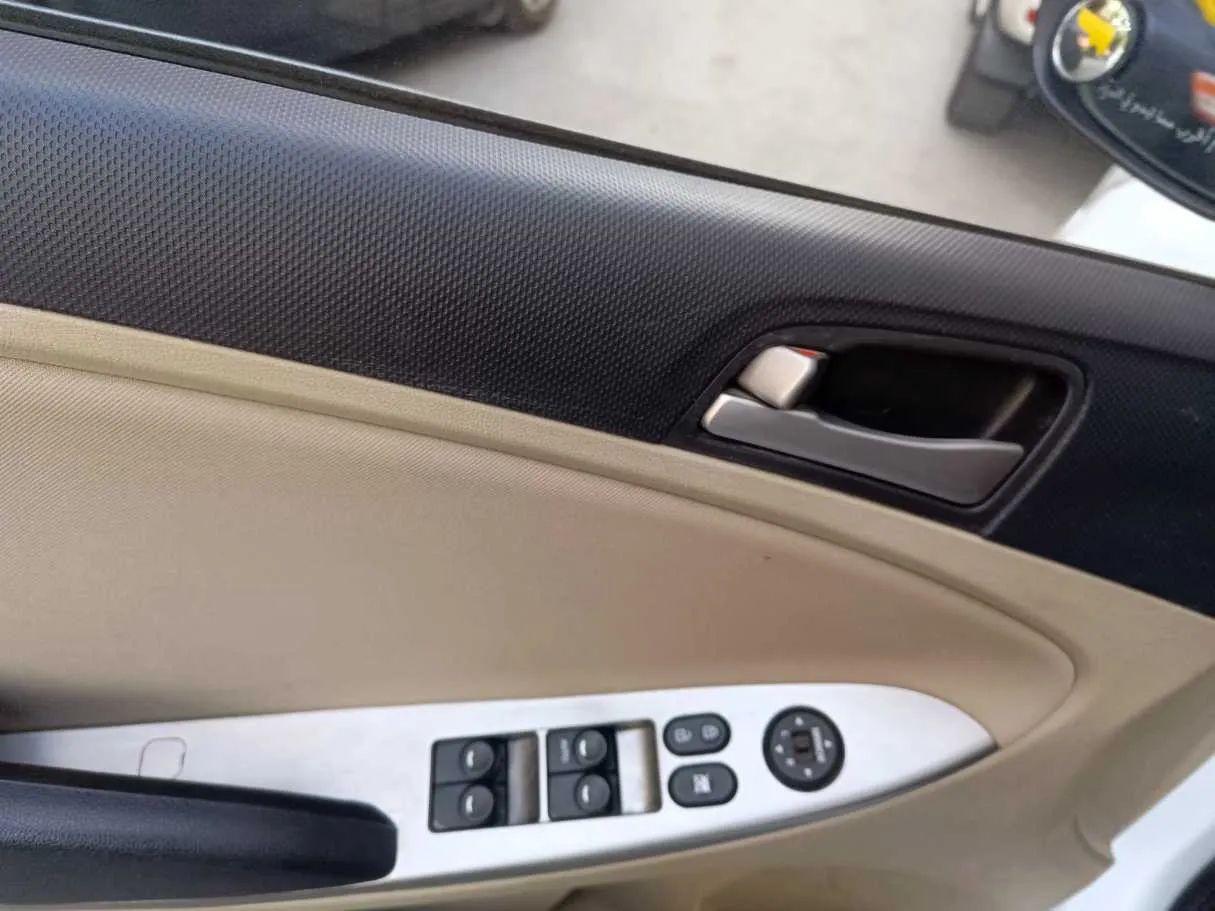 Car image 30