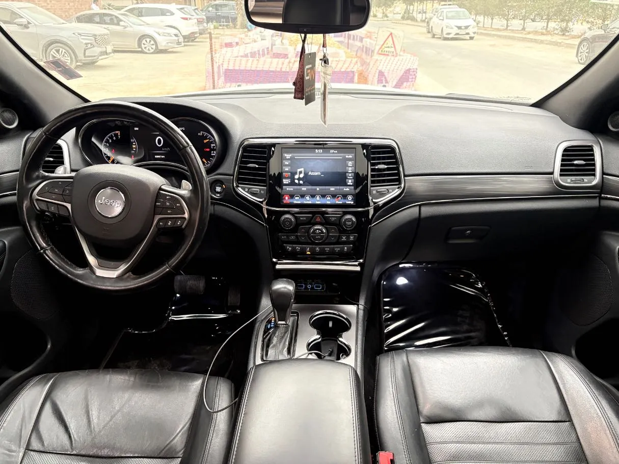 Car image 18