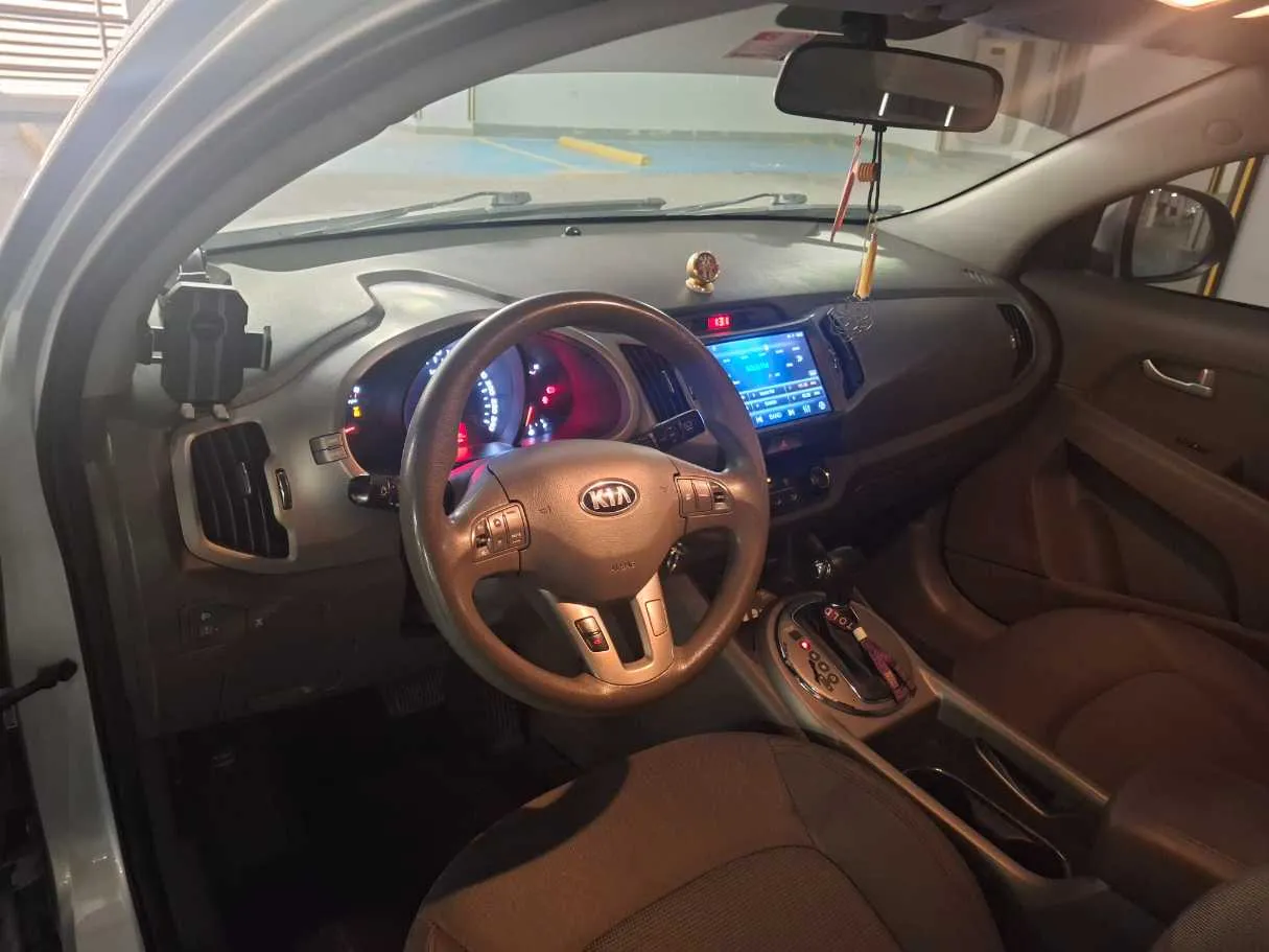 Car image 11