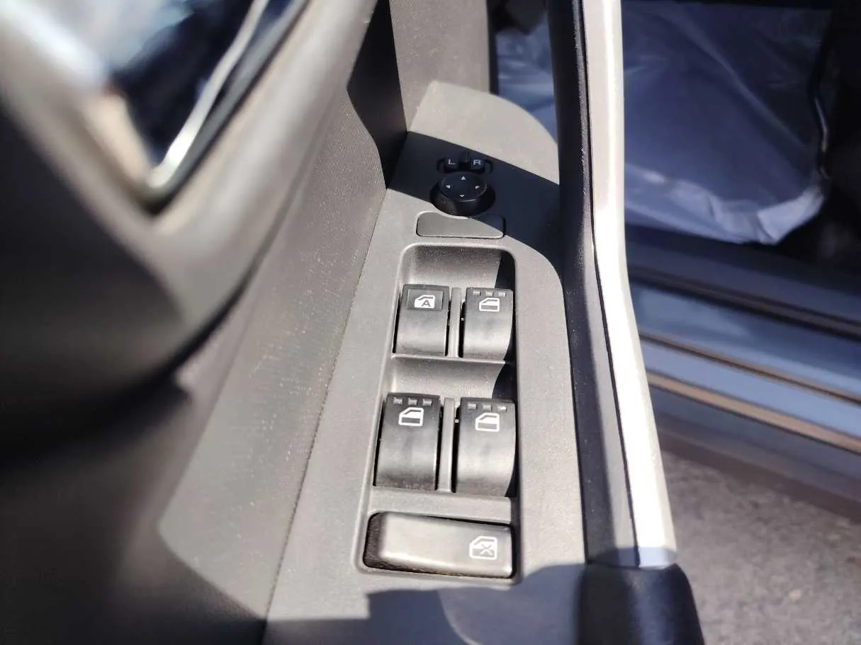 Car image 27