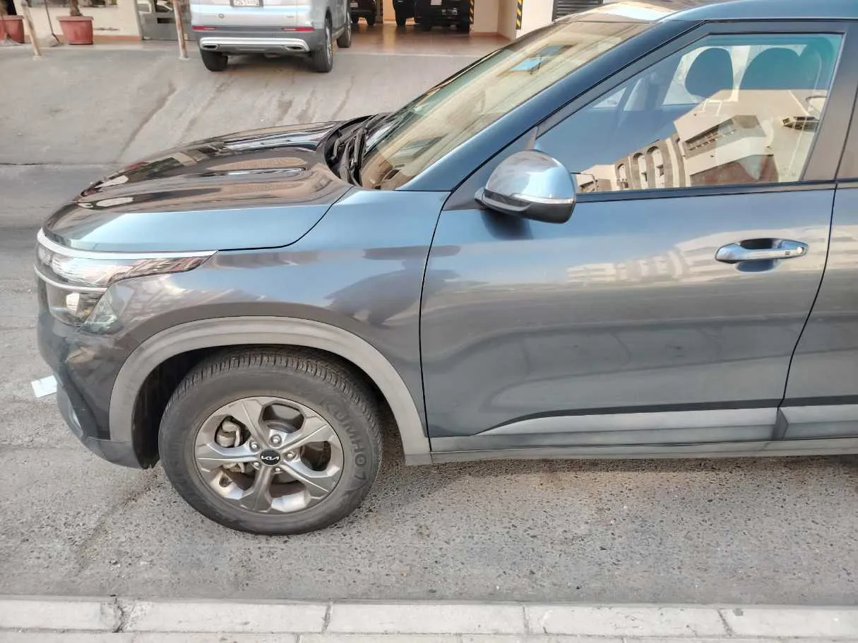 Car image 9