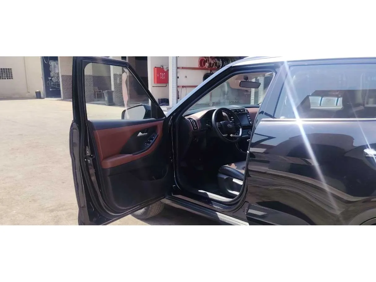 Car image 11
