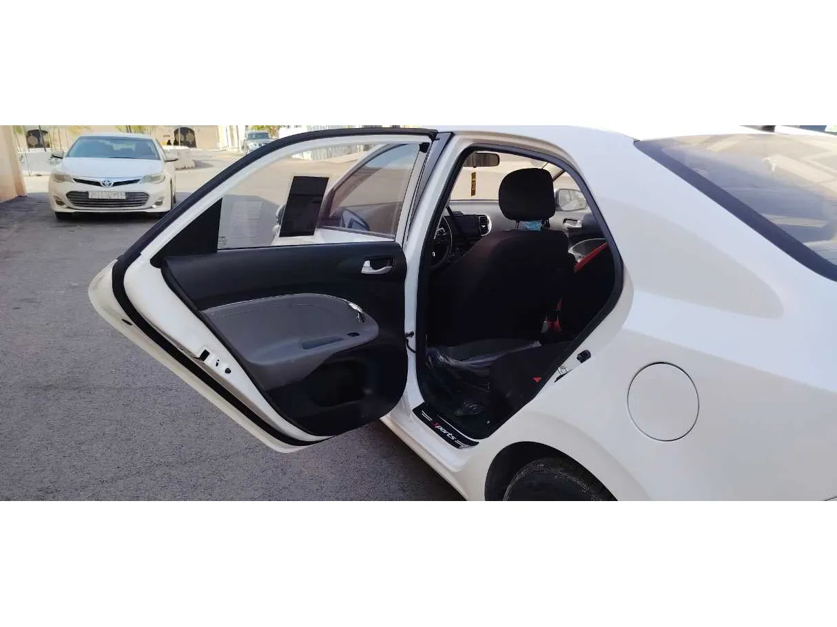 Car image 13