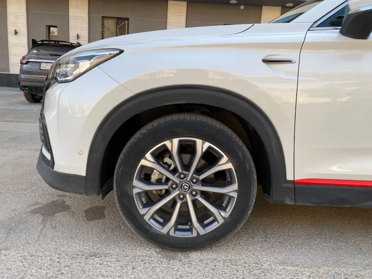 Car image 9