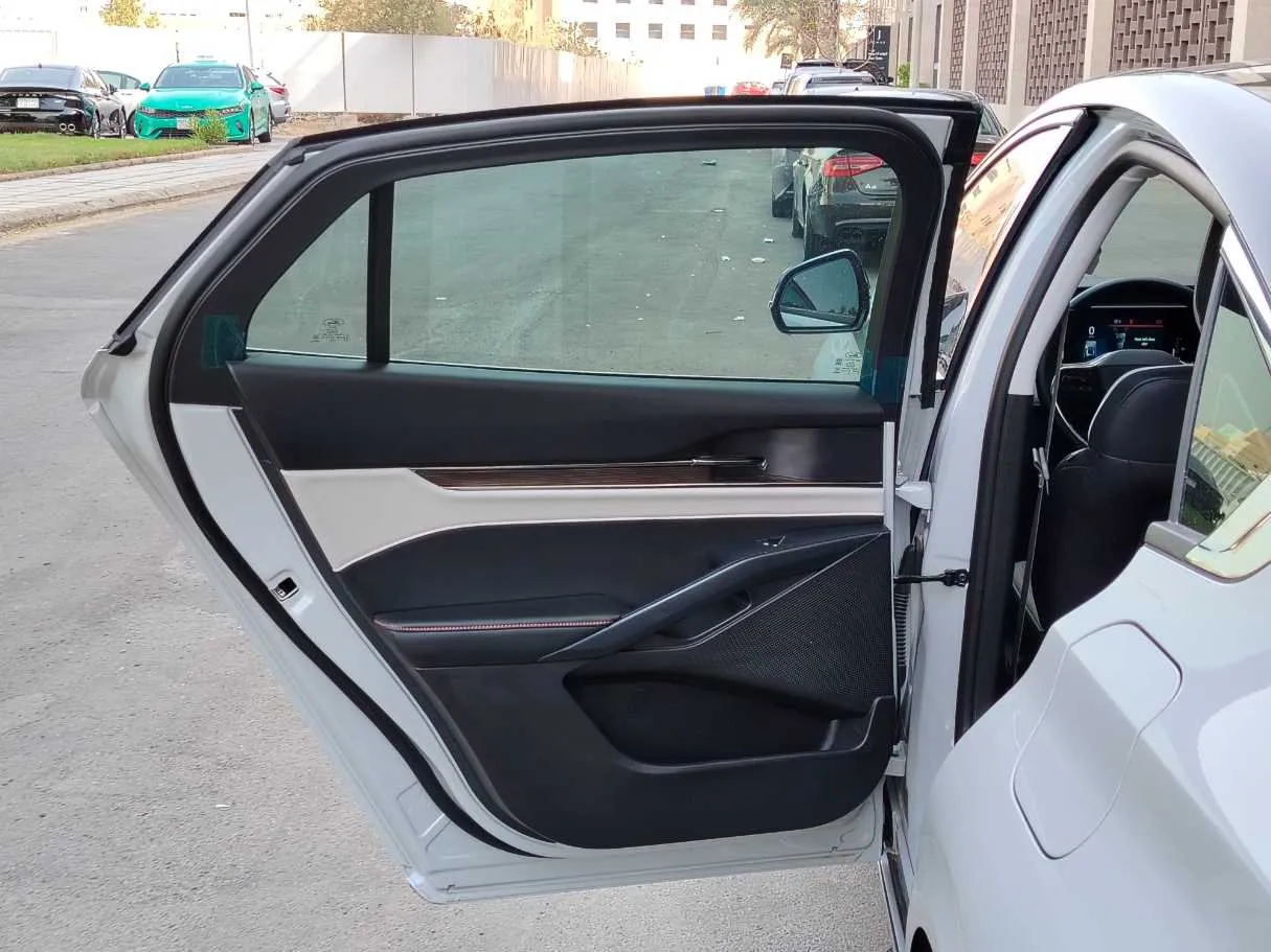Car image 14