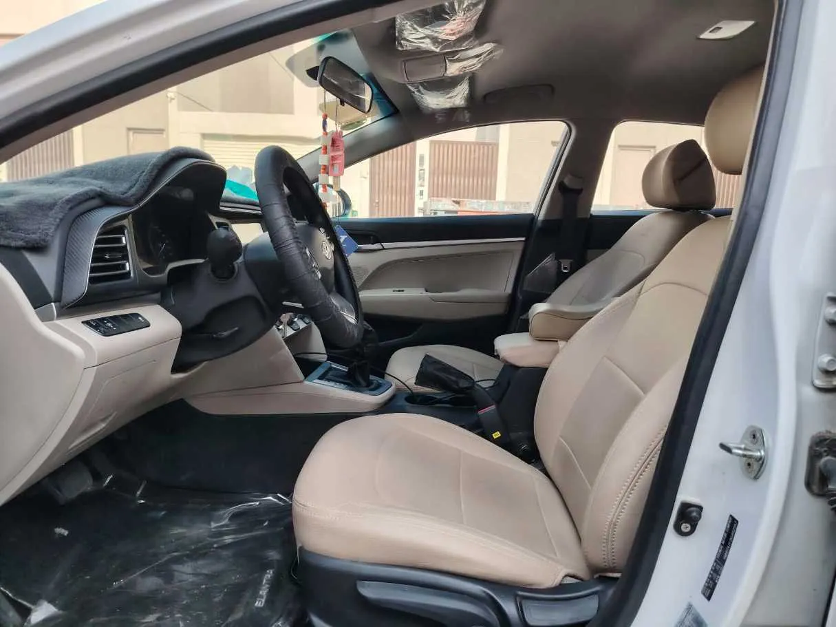 Car image 12