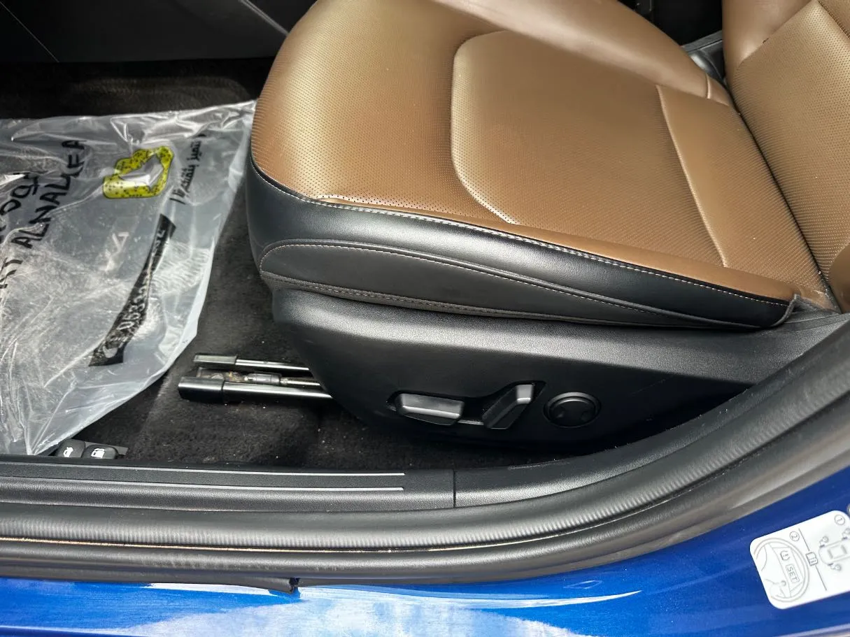 Car image 27