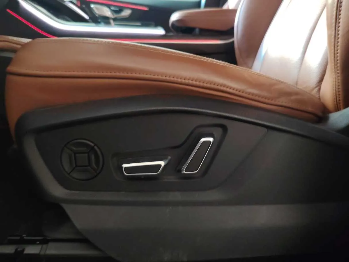 Car image 27